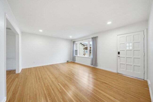 Building Photo - 1348 E 45th Pl