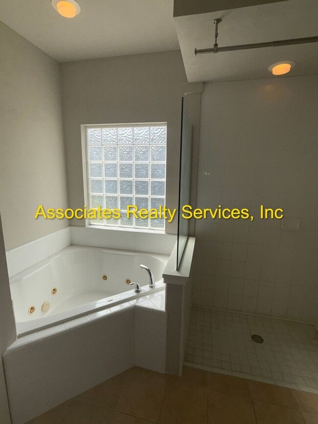 Building Photo - Spacious 4-Bedroom Home with Office in Portofino!  LOOK!