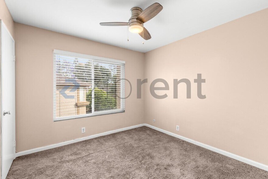 Building Photo - Unit Row 3