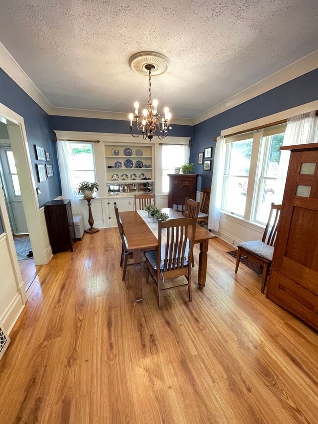 Building Photo - AVAILABLE AUGUST 1ST - Beautiful Single Fa...