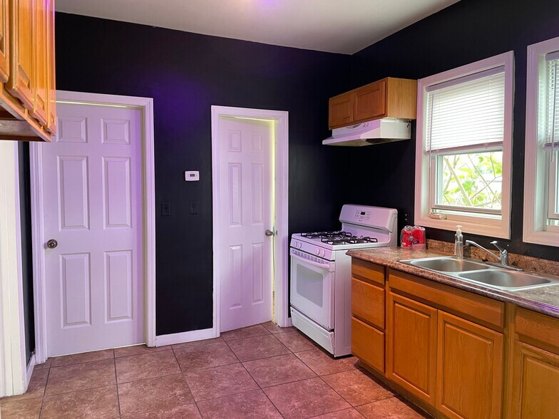 Kitchen - 1401 Lincoln St