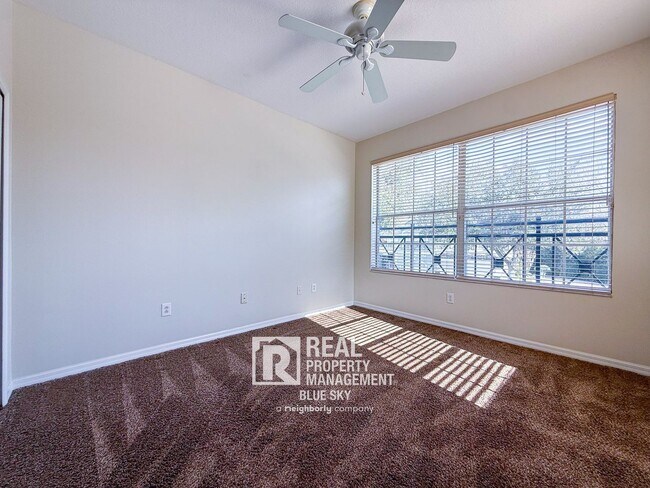 Building Photo - 2047 Park Crescent Dr