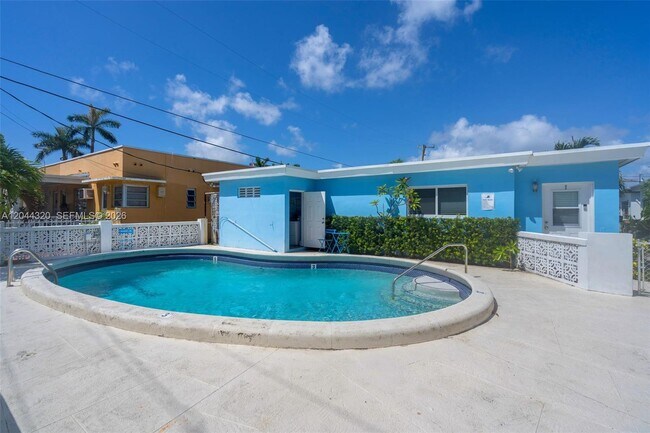 Building Photo - 2120 Biarritz Dr