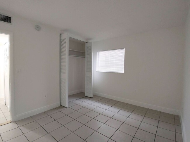 Building Photo - Your Dream Apartment Awaits in Hialeah