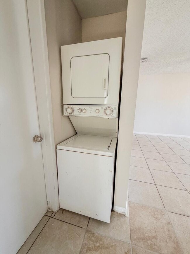 Building Photo - 1003 8th St