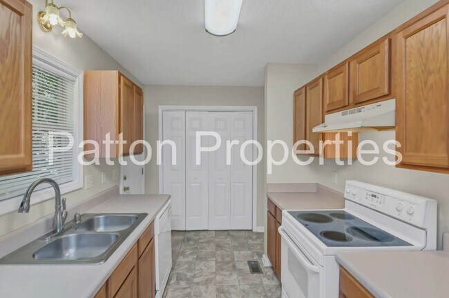 Building Photo - Summer Place Home