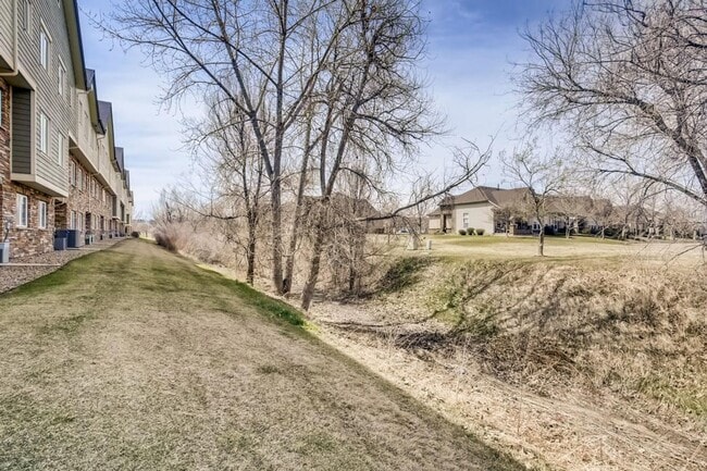 Building Photo - 2 bedromm, 2 bath townhome with attached 2...