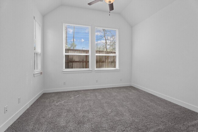 Building Photo - 120 Red Cascade Trl