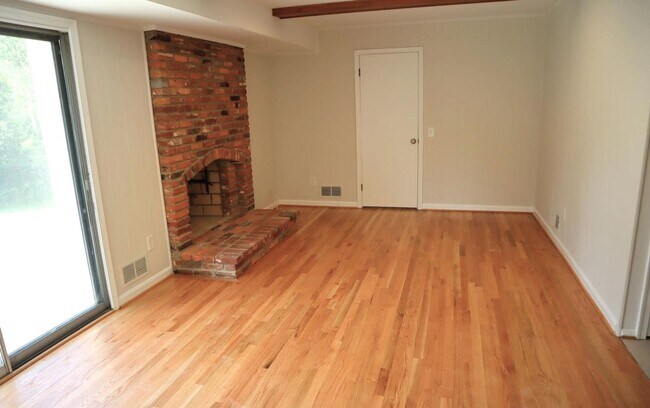 Building Photo - Fabulous Updated 4 Bedroom, 2.5 Bathroom H...