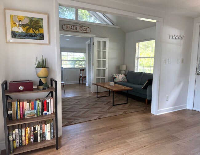 Building Photo - 2 Bedroom 2 Bath Annual Furnished Cottage ...