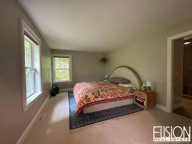 Building Photo - Beautiful, Spacious, Private Four Bedroom ...