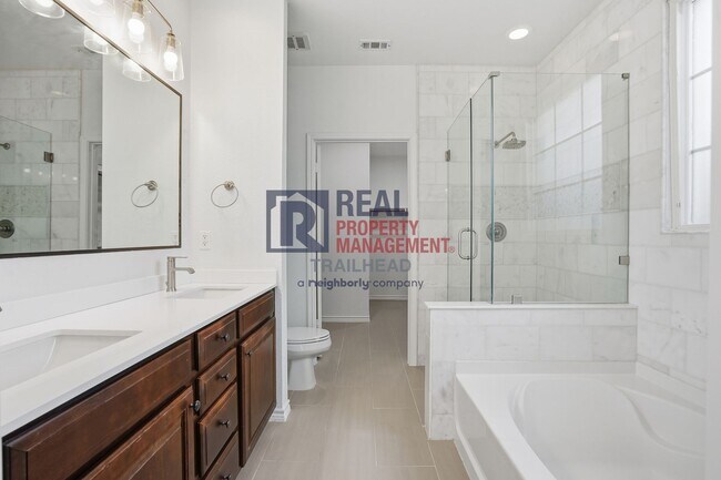 Building Photo - Gated Downtown Fort Worth Condo with Attached Garage