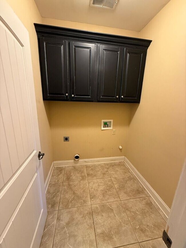 Building Photo - GORGEOUS HOME IN RUSTLING OAKS JUST MINUTES FROM MEMPHIS