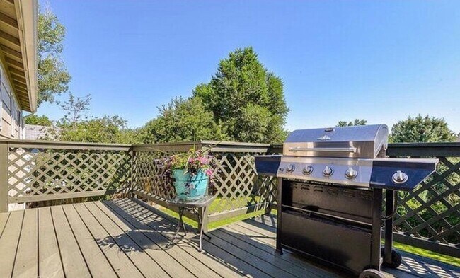 Building Photo - Half off of first months rent if a lease is signed before February 28th! 3 BED // 2 BATH HOME WIT...