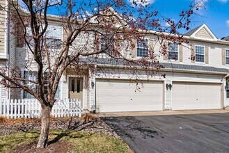 Building Photo - The Lakes Townhome