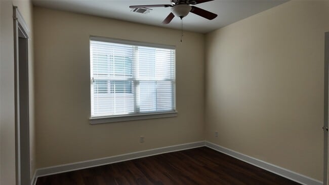 Building Photo - 902 W 20th St