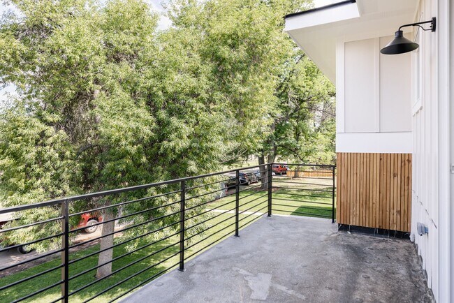Building Photo - Modern 4BD, 3BA Home with 2-Car Garage and...
