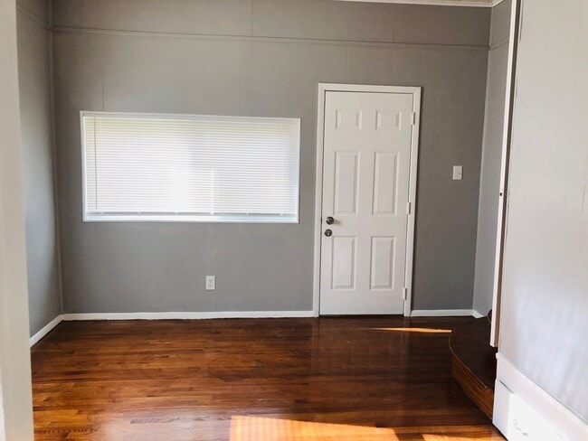 Building Photo - 1301 Greenbrier Dr