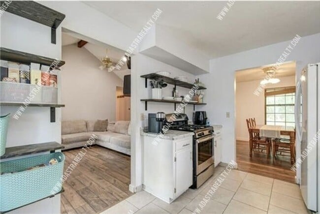 Building Photo - Gorgeous Blue Springs Home-Available in SEPTEMBER!!