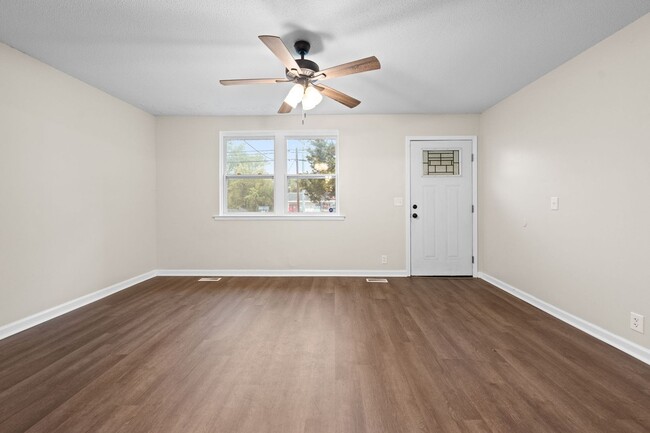 Building Photo - Renovated 3 Bedroom Dog Friendly Home For ...