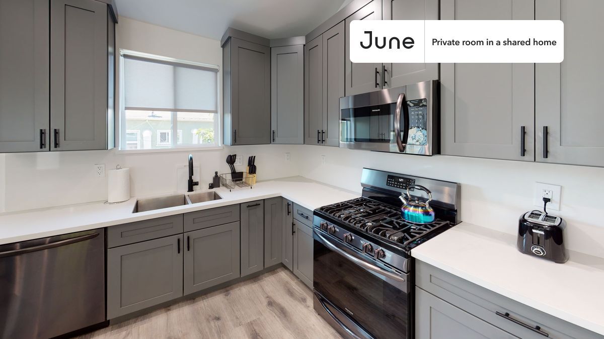 Building Photo - Private bedroom in 4 bed/3 bath Home