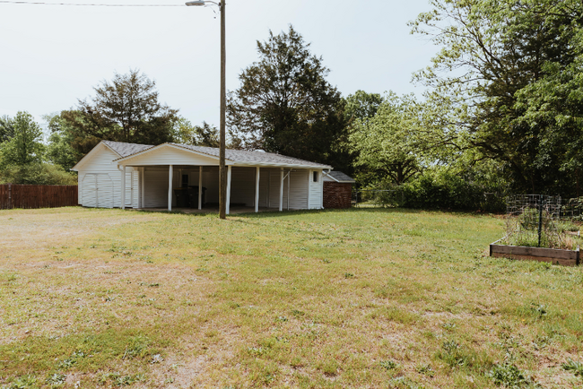 Building Photo - 2106 Englewood St