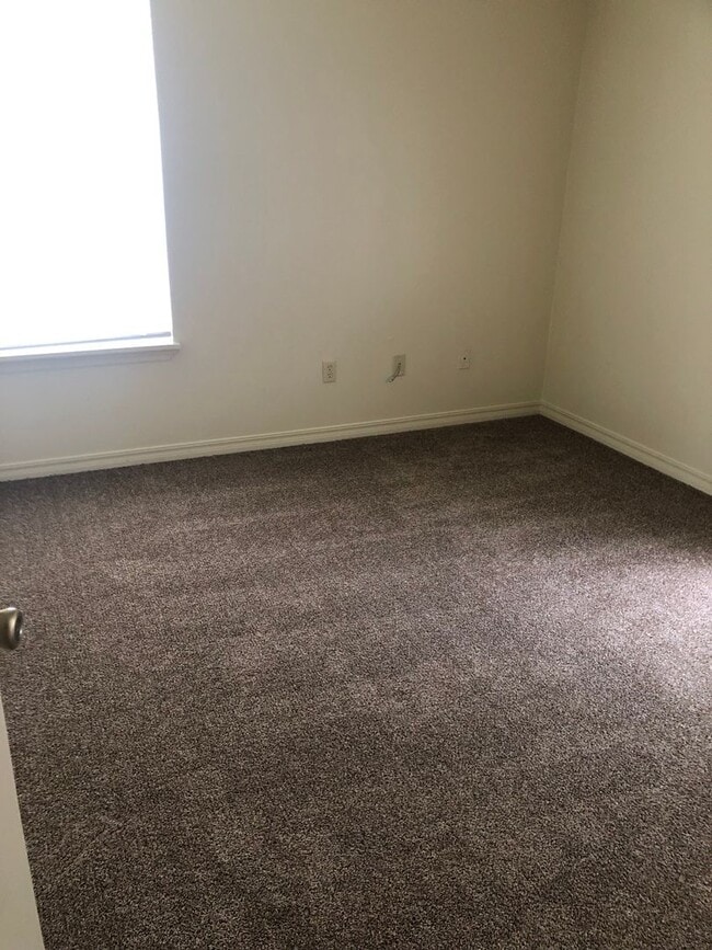 Building Photo - Cozy 4 Bed 2 Bath Home just off the west side of U of A Campus