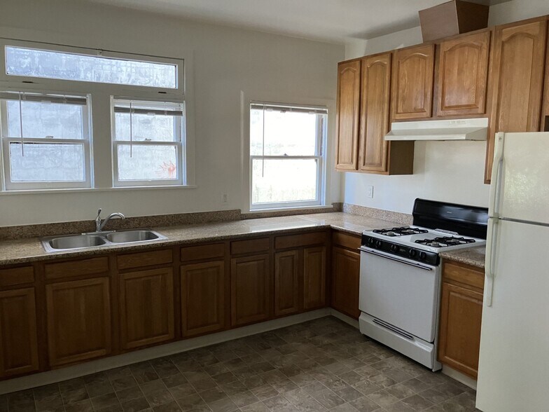 Building Photo - 2337 Waverly St