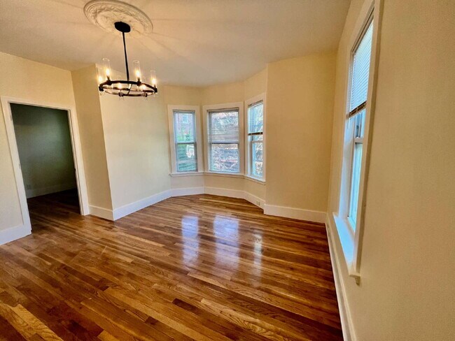 Building Photo - Enjoy City Living in this Well-Maintained 3-Bedroom in Boston, MA