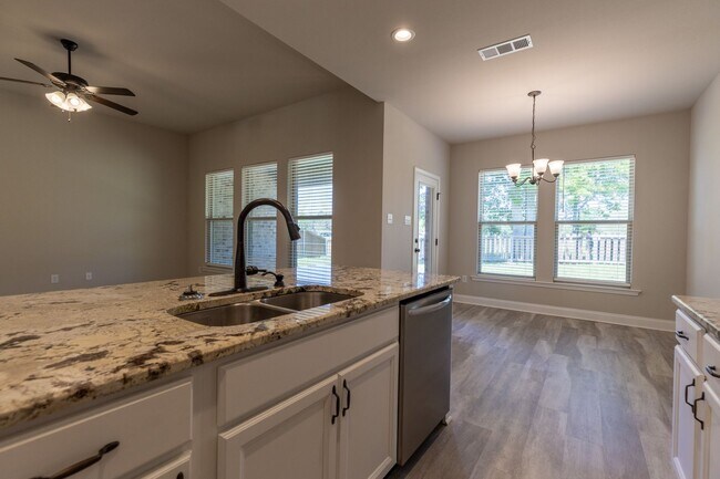 Building Photo - 3 Bedrooms / 2 Bathrooms in Silverhill! Mid-August