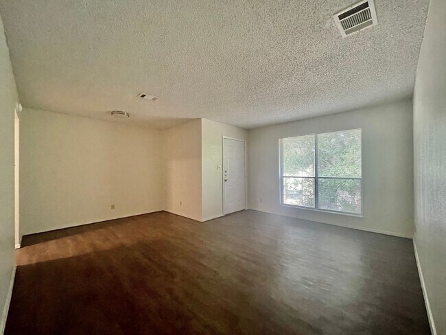 Building Photo - Spacious 2 Bedroom Apartment - Parking - N...