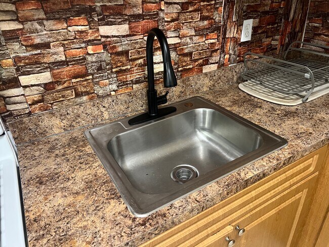 Building Photo - 4250 SW 67th Ave