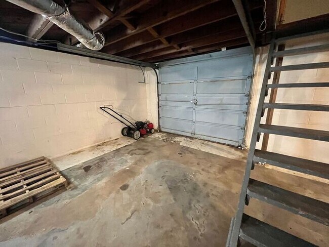 Building Photo - 2 Bed / 1 Bath House Near NKC!