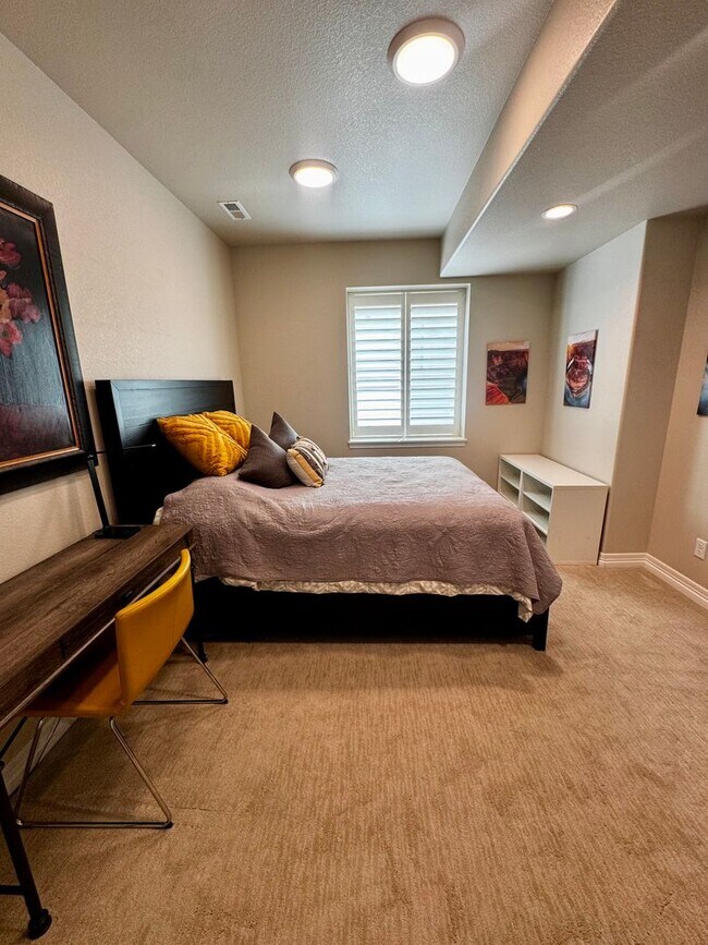 Building Photo - Stunning 5 Bedroom Home in Cordera with access to Community center with pool