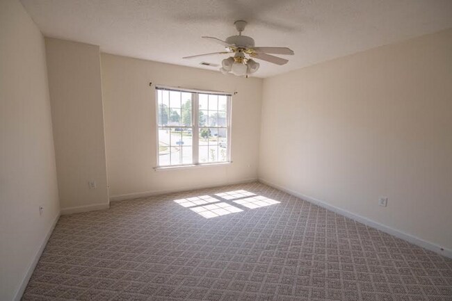 Building Photo - 4 bedroom/2.5 bathroom- Michaels Woods