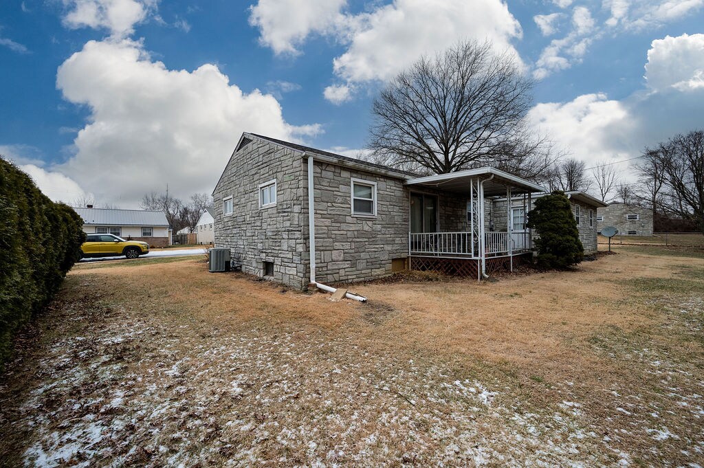 Building Photo - 7 Helen Ln