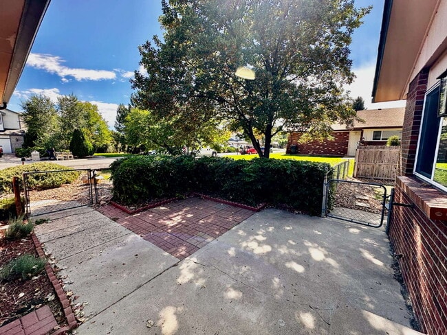 Building Photo - AVAILABLE OCTOBER! Wonderful 3 bed/2 bath ...
