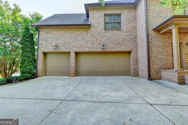 Building Photo - 8920 Doral Dr