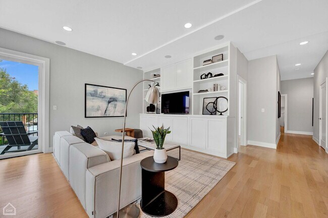 Building Photo - 1312 W Madison St