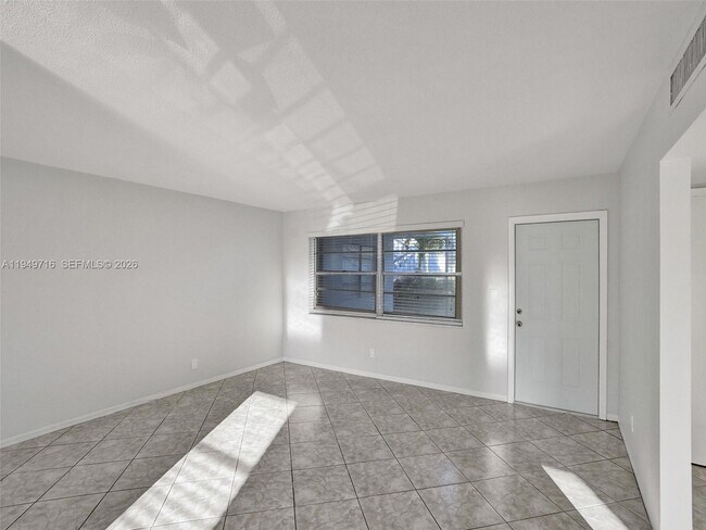 Building Photo - 5112 Hollywood Blvd