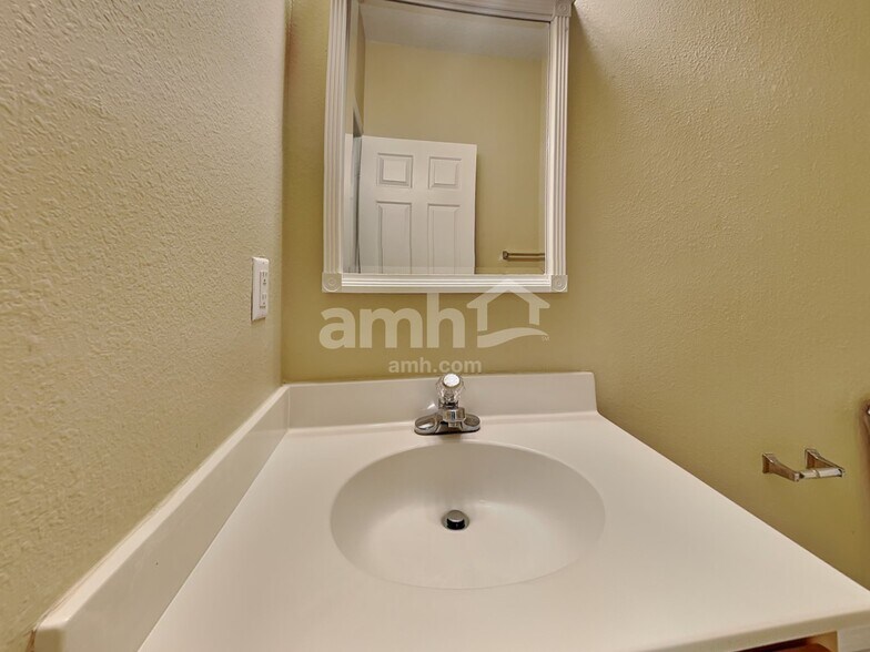 Building Photo - 10424 Frog Pond Dr