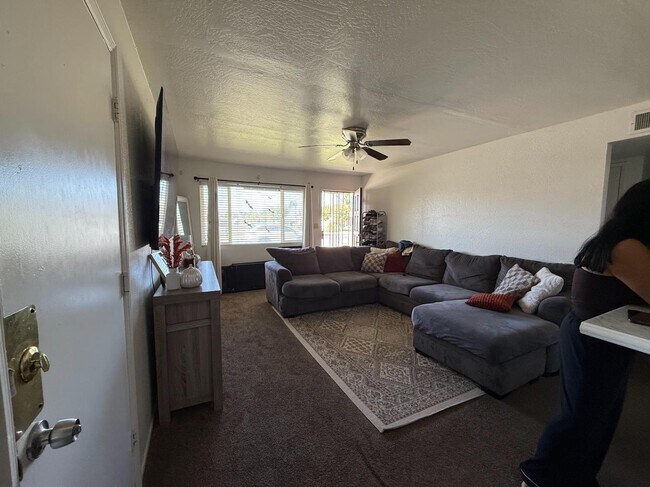 Building Photo - 458 N Lillie Ave