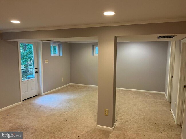 Building Photo - 6803 Dante Ct