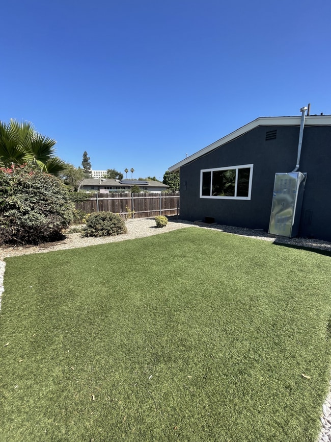 Building Photo - Two full kitchens + two washers & dryers!