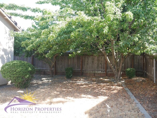 Building Photo - Open 3 Bed 2.5 Bath 1,959 Sq. Ft. Antelope Home