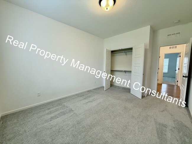 Building Photo - Extraordinary 4 bedroom home in Lee's Summit