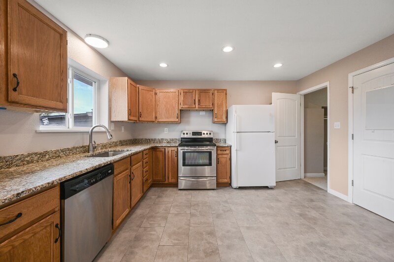 Building Photo - 5520 Coyote Ln