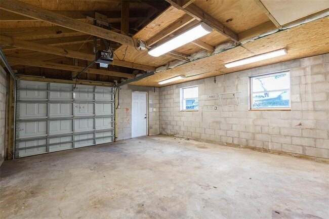 Building Photo - 218 W Jean St