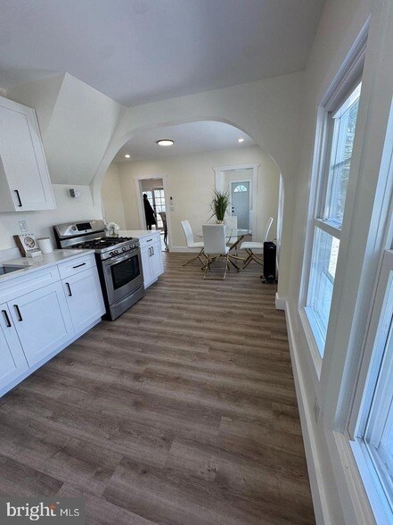 Building Photo - 11 Gentian St