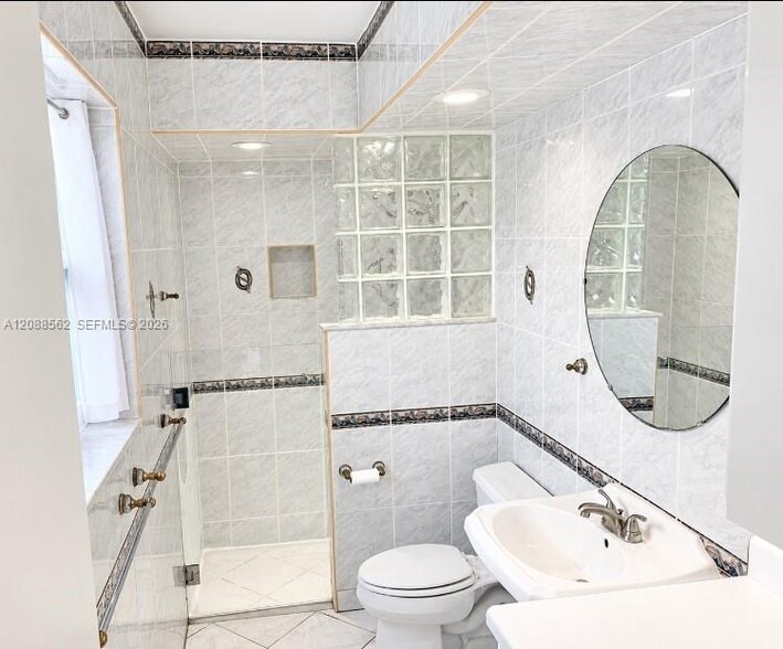 Building Photo - 320 NW 93rd Ter